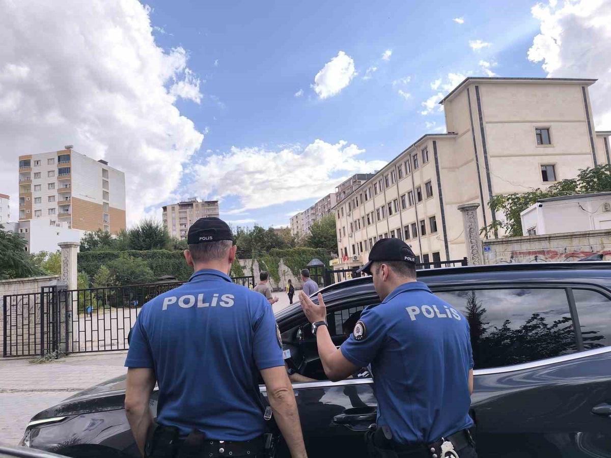 Siirt Kurtalan'da okullarda güvenlik artırıldı, araçlarda GBT sorgusu yapılıyor