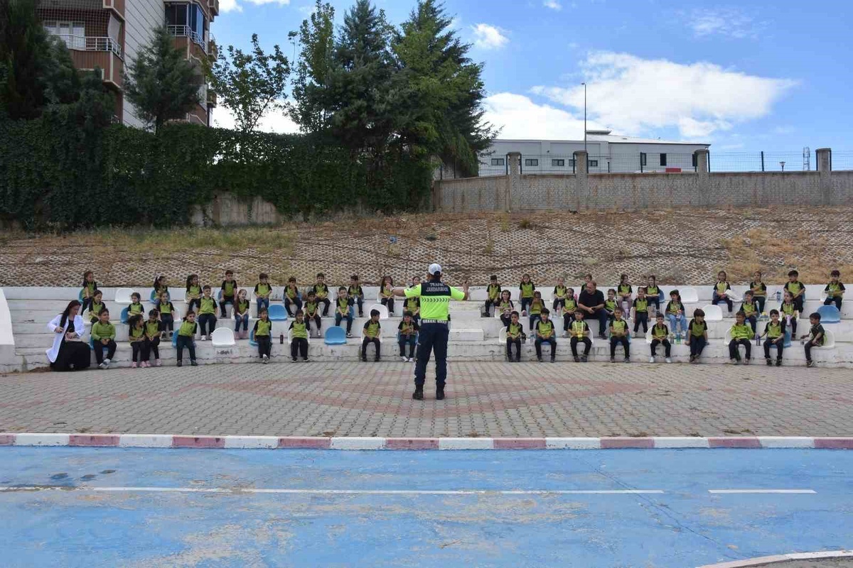 Siirt'te öğrencilere trafik kuralları teorik ve uygulamalı anlatıldı