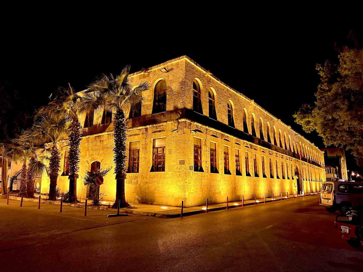 Silifke'de tarihi Hükümet Konağı yeni ışıklandırmayla gece ışıl ışıl oldu