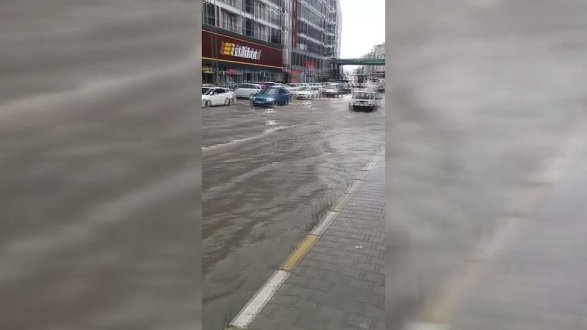 Sinop'ta sabaha kadar süren sağanak Gelincik Mahallesi'nde ulaşımı aksattı
