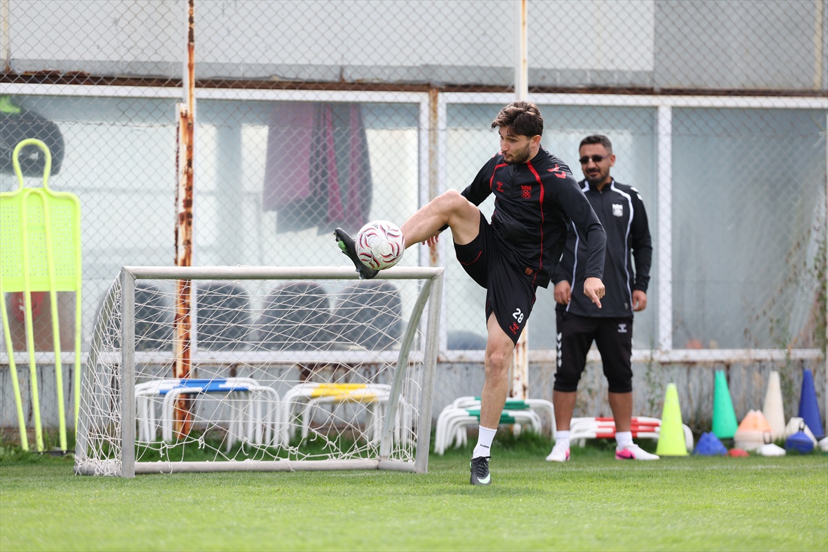 Sivasspor, Pendikspor maçı öncesi antrenmanda çift kale maç yaptı