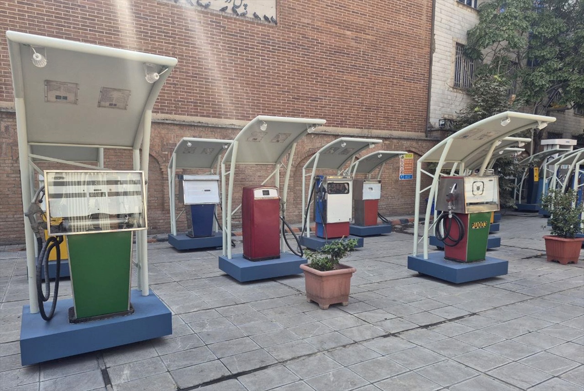 Tahran'daki Benzin Pompası Müzesi, Tondguyan'ın aracıyla petrol tarihini yaşatıyor