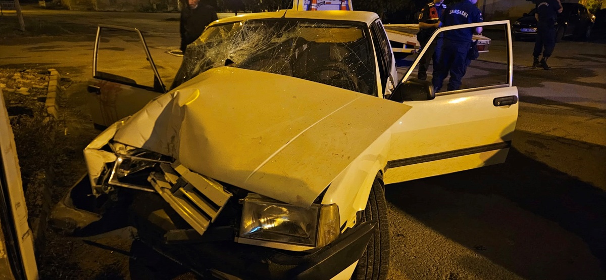 Tarsus'ta otomobil duvara çarptı, askere gideceği gün 1 kişi öldü