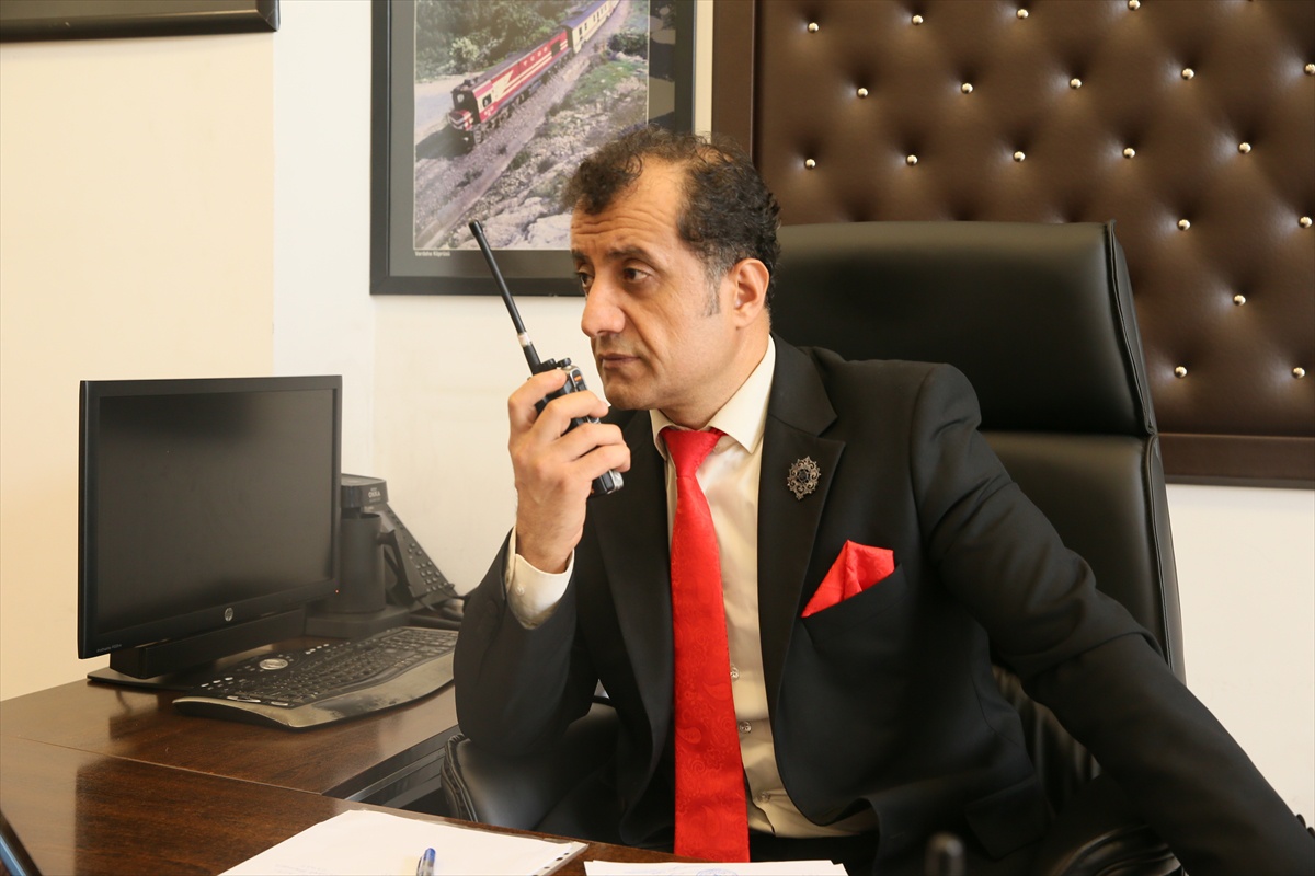 TCDD'de üç kuşaktır çalışan Rıdvan Kendirli, babasıyla aynı nöbette görev yaptı