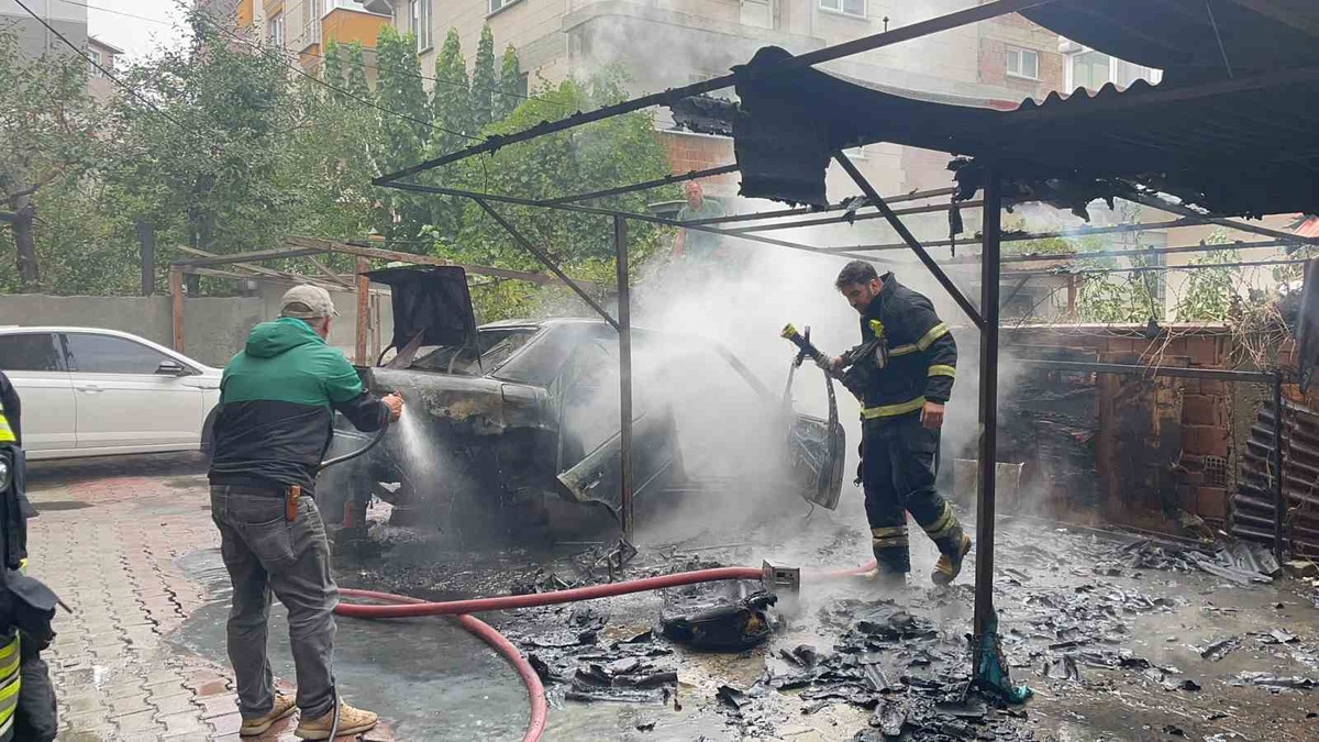 Tekirdağ Çerkezköy'de park halindeki otomobil alev aldı, araç sahibi hafif yaralandı