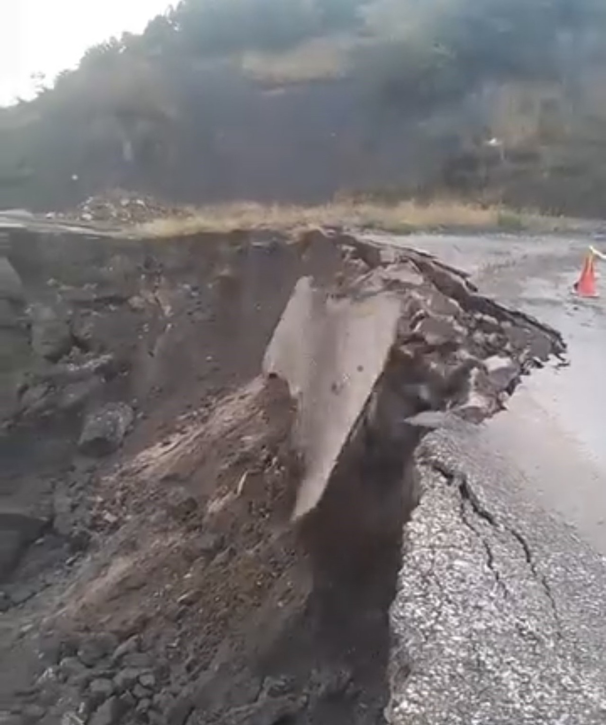 Tokat Pazar'da sağanak sonrası heyelan Ocaklı köyü yolunu çökertti