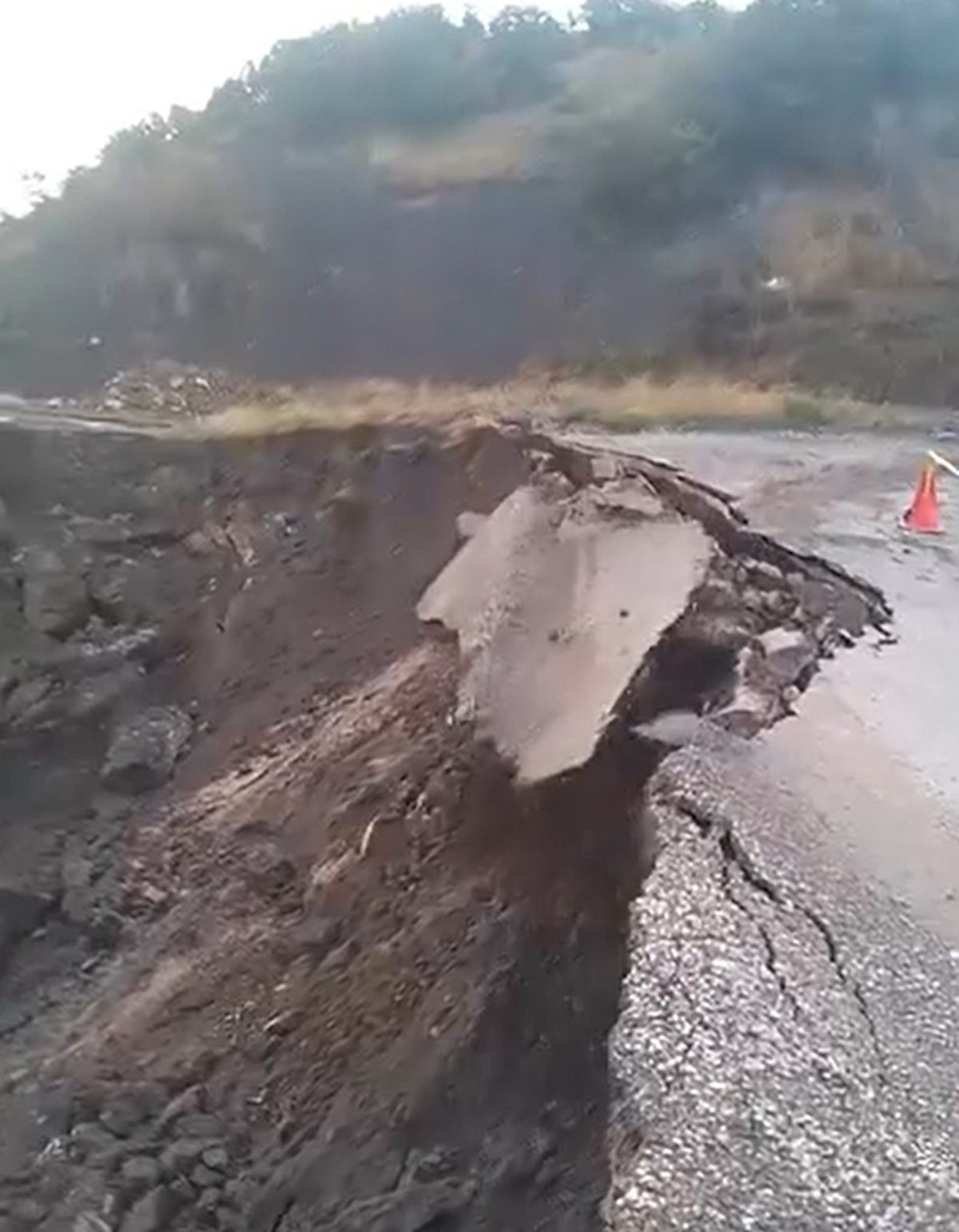 Tokat Pazar'da sağanak sonrası heyelanda Ocaklı köyü yolu çöktü, anlar kamerada