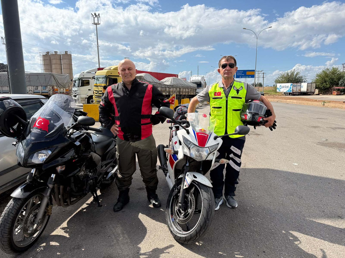Umre için Düzce'den yola çıkan 2 motosikletli Cilvegözü'nden Suriye'ye geçti