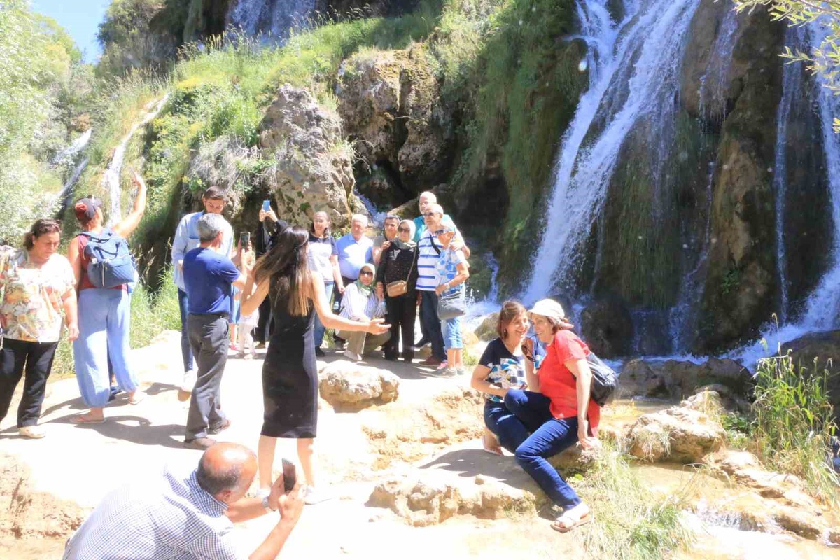 Üniversiteye yeni başlayan öğrenciler Erzincan'da Girlevik Şelalesi'ni ziyaret etti