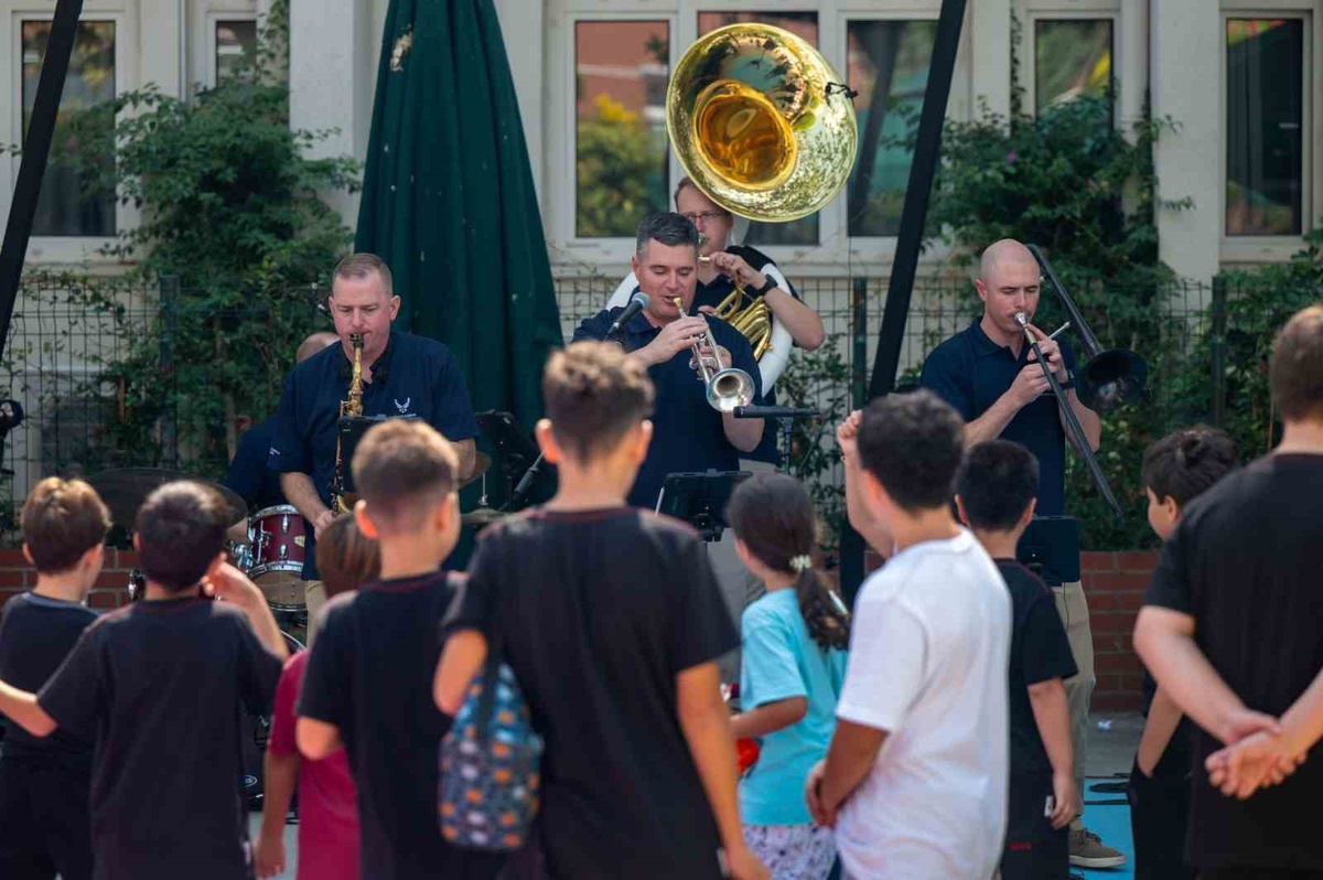 USAFE Orkestrası, Adana ve Tarsus’ta yaklaşık 700 öğrenciyle buluştu