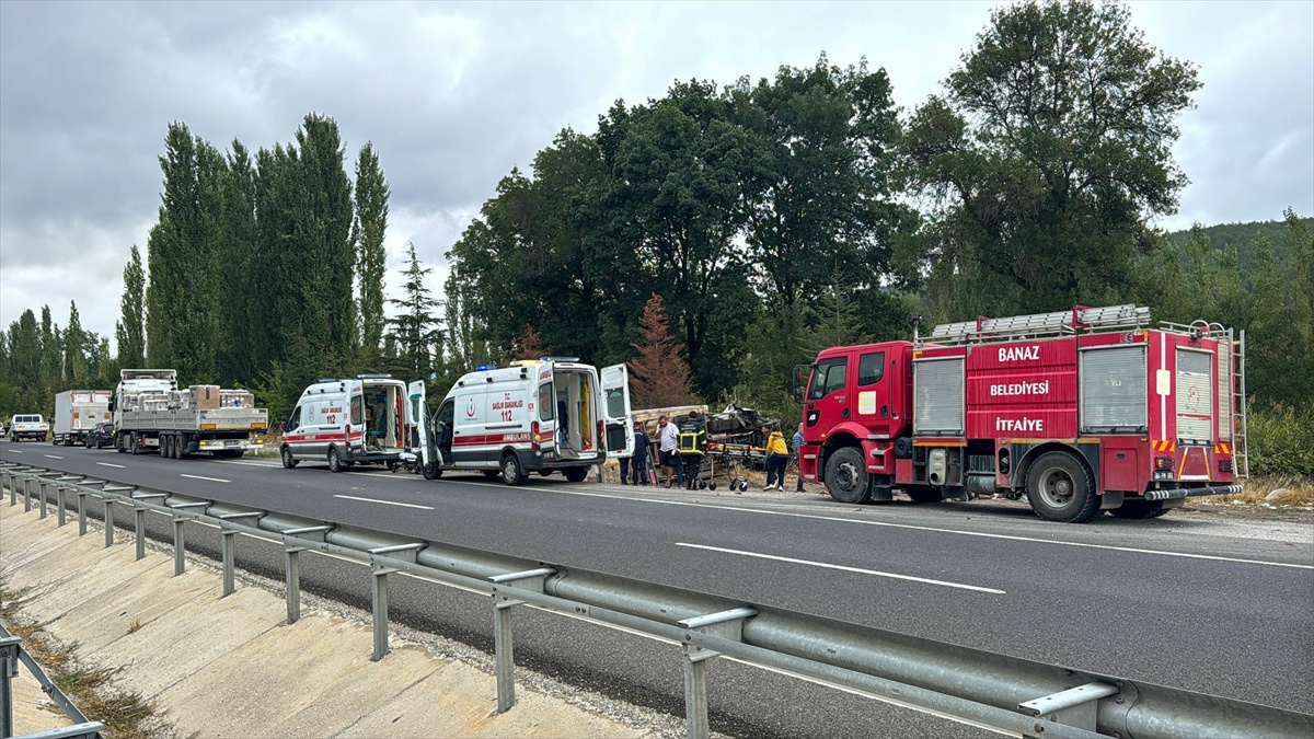 Uşak Banaz’da kamyonet iki kardeşe ve otomobile çarptı, 3 kişi ağır yaralandı