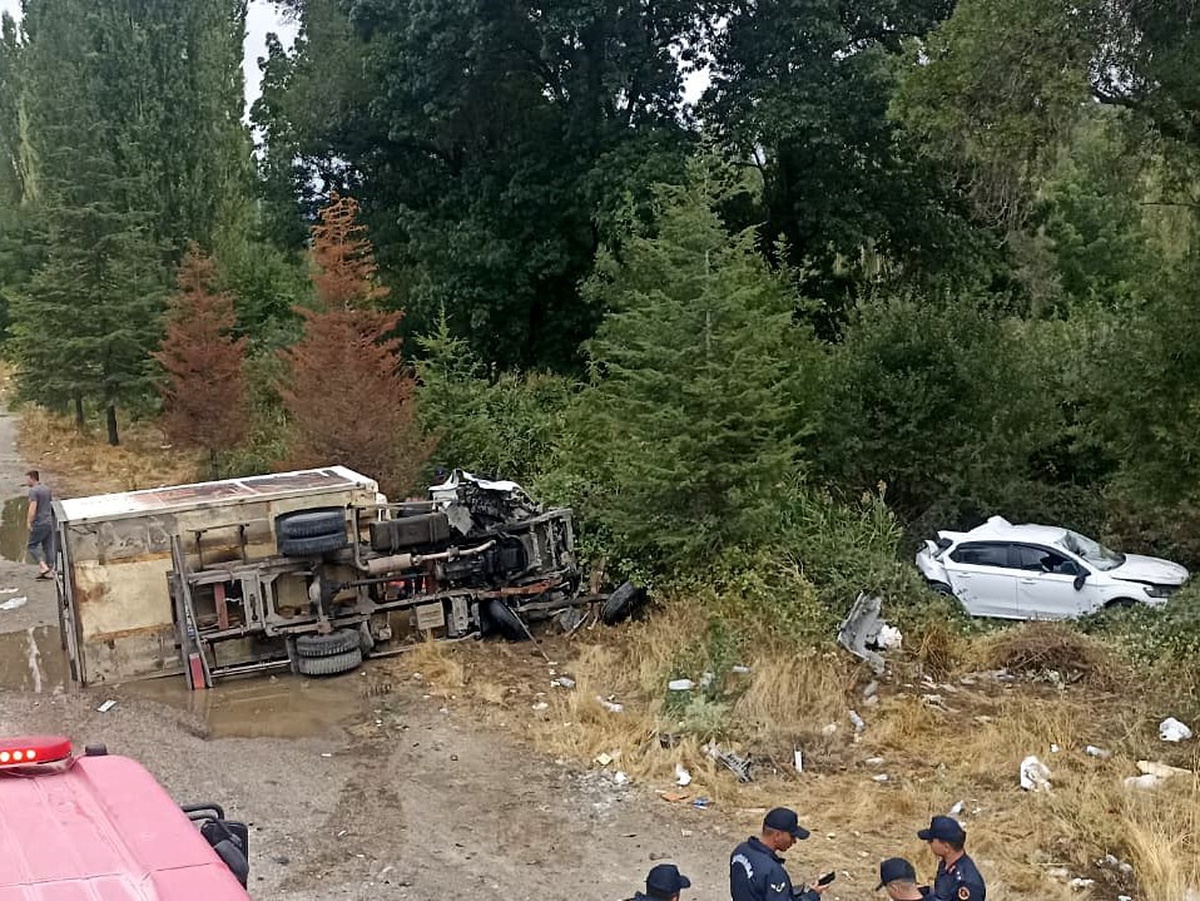 Uşak Banaz'da kamyonet yol kenarındaki otomobile ve abi kardeşe çarptı, 3 ağır yaralı