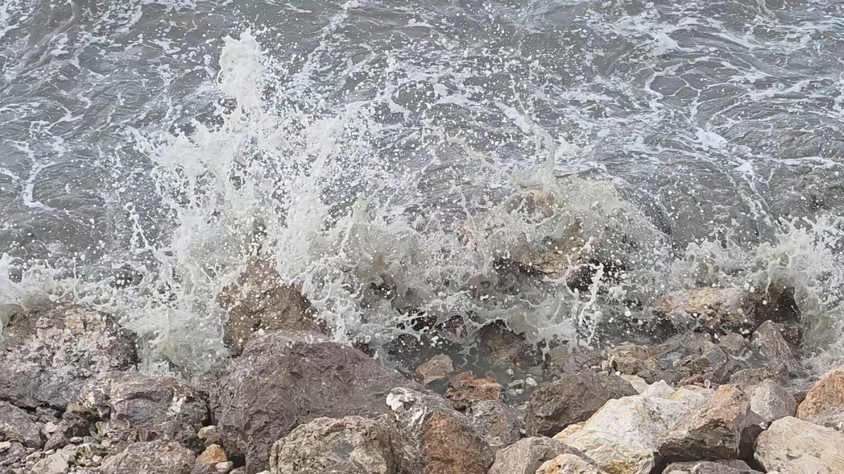 Van'da şiddetli rüzgar Van Gölü'nü dalgalandırdı, uçaklar ikinci denemede piste indi.