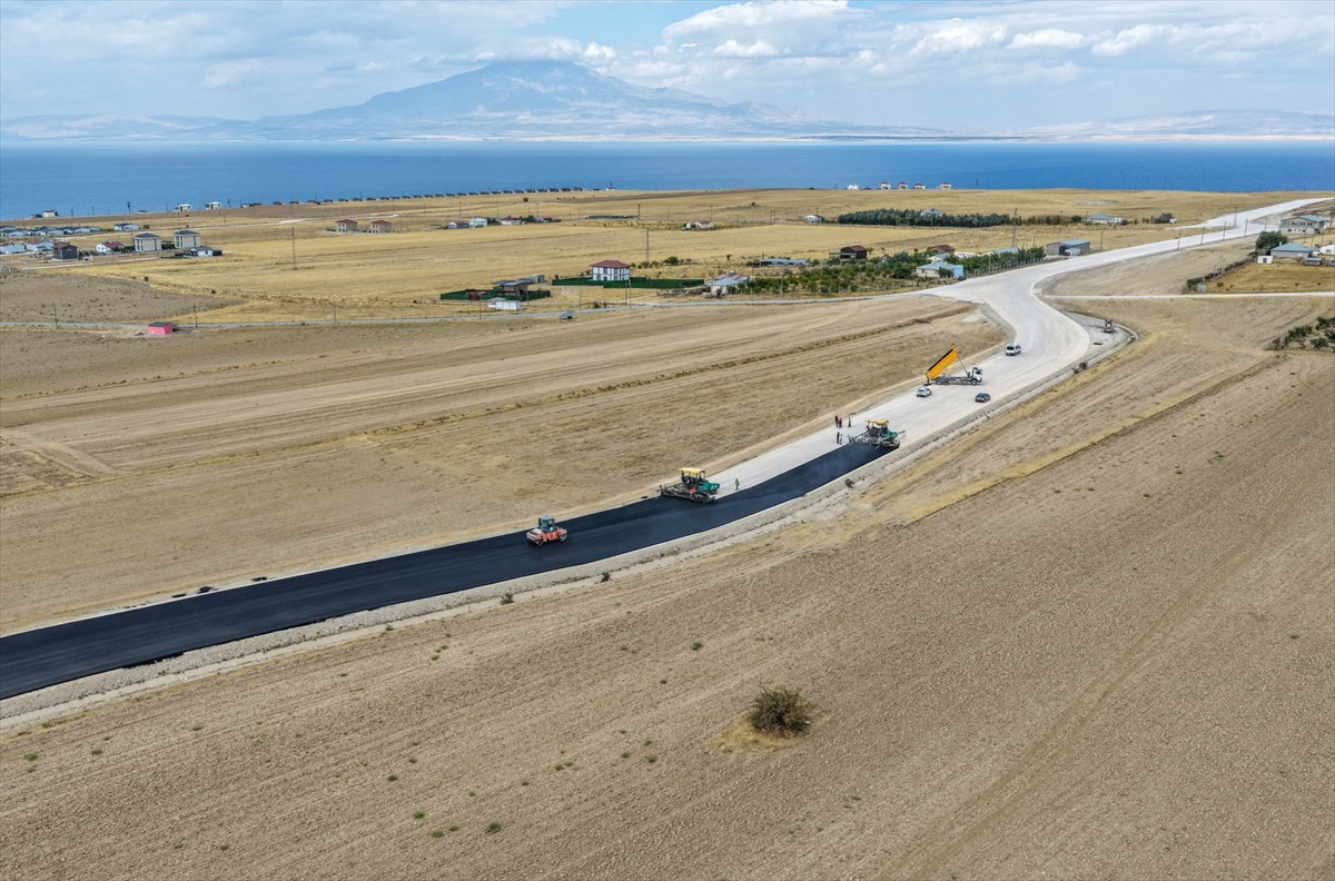 Van Gölü Sahil Yolu'nda 50 kilometrelik kesintisiz ulaşım için çalışma sürüyor