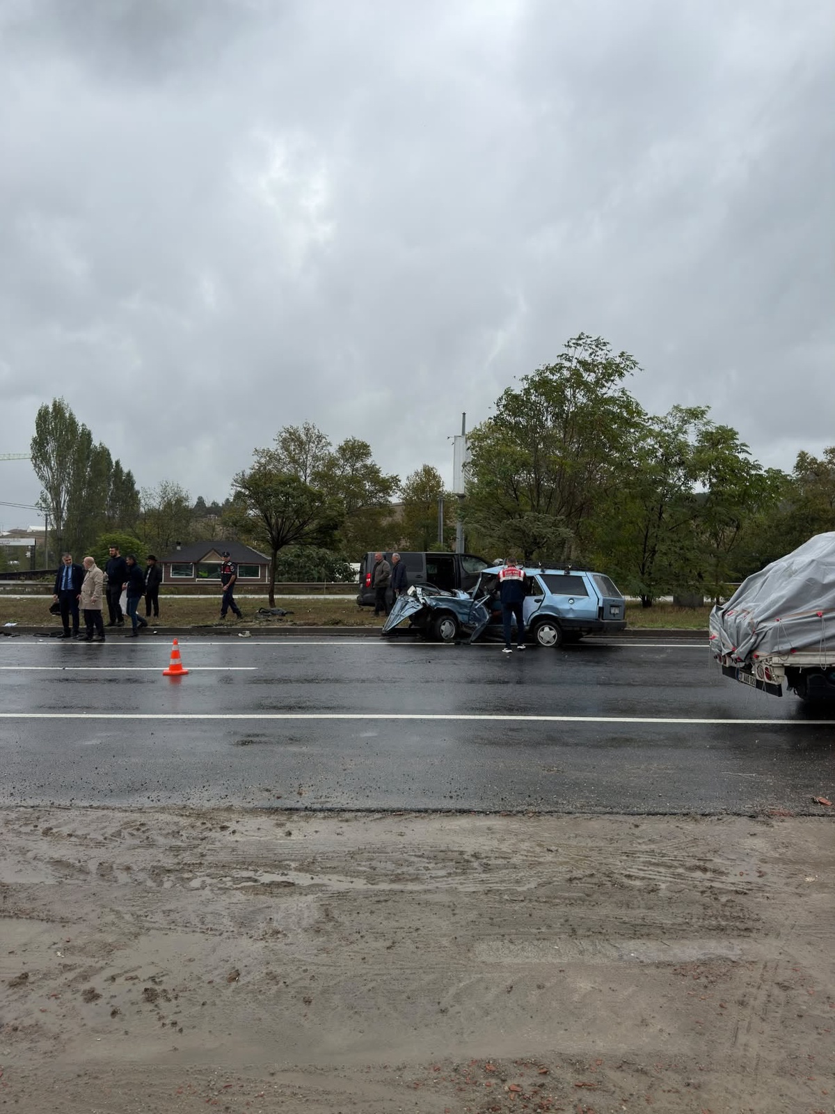 Yalova-Bursa'da minibüsle çarpışan otomobil ikiye bölündü, sürücü öldü, 4 yaralandı