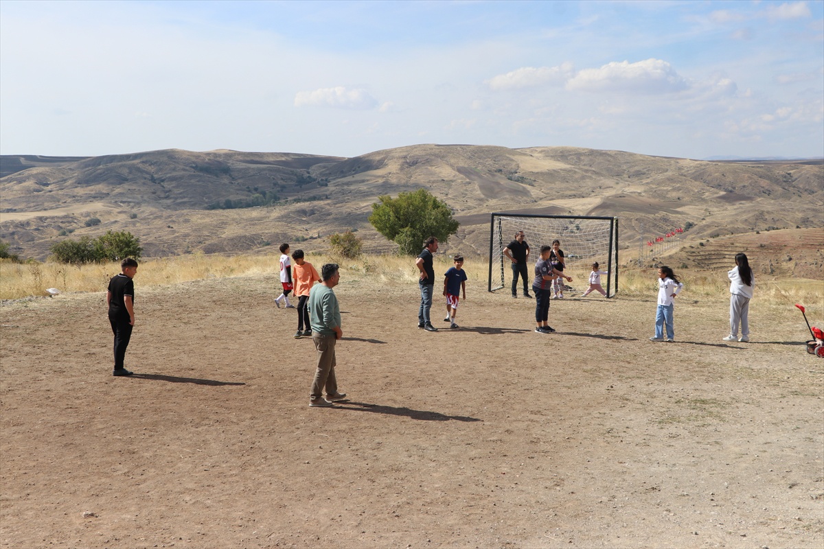 Yozgat'ta çocukların topu uçuruma kaçıyor, site sakinleri güvenli saha istiyor