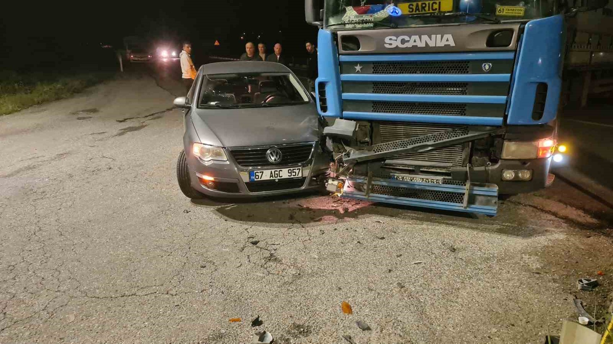 Zonguldak Çaycuma’da tır ile otomobil kavşakta çarpıştı, ölen ya da yaralanan olmadı