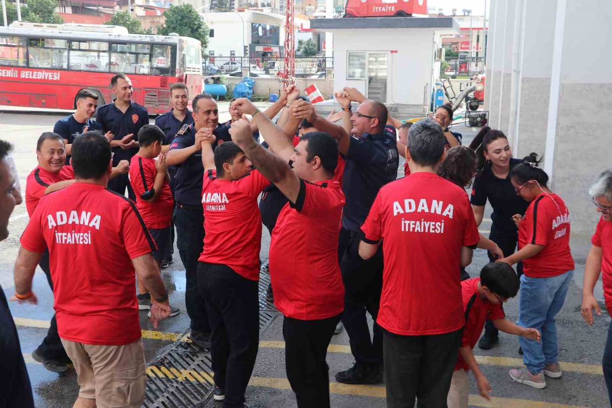 Adana'da özel çocuklar İtfaiye Haftası etkinliğinde itfaiyecilik mesleğini tanıdı