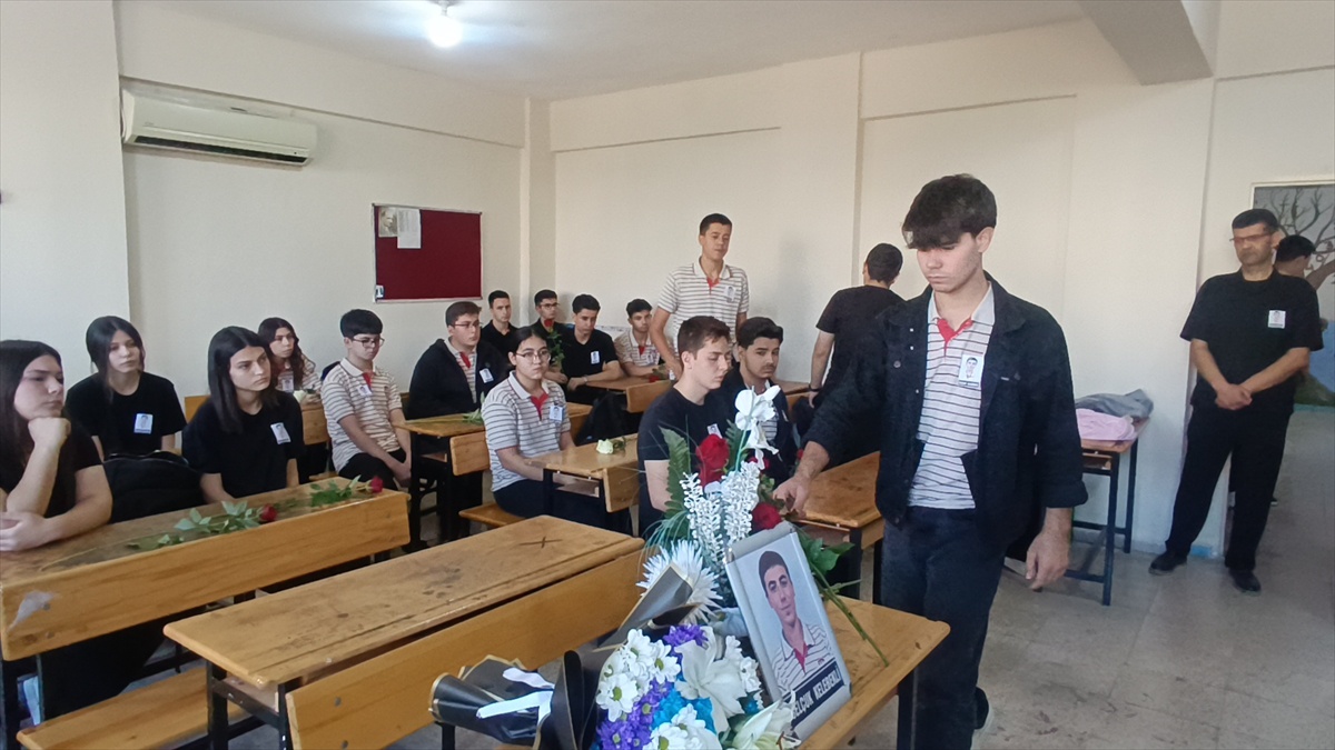 Adana Kozan'da kazada ölen lise öğrencisi boş sırasına çiçek bırakılarak anıldı