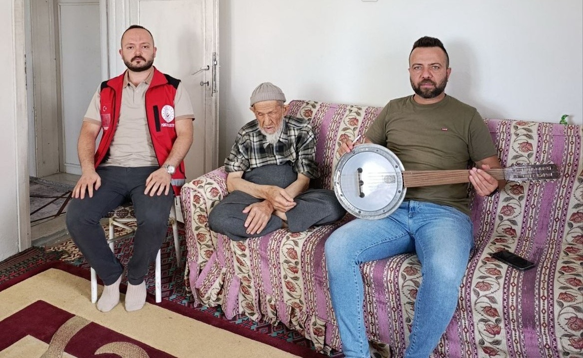 Adıyaman Besni'de 85 yaşındaki görme engelli Ahmet Kasap'a cümbüşlü ziyaret yapıldı