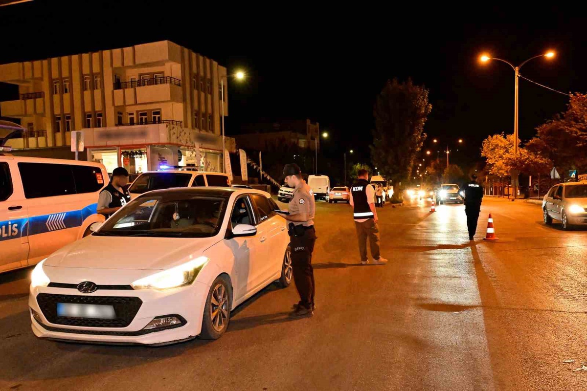 Adıyaman'da 45 ekiple asayiş uygulamasında 22 sürücüye 206 bin 13 lira ceza kesildi