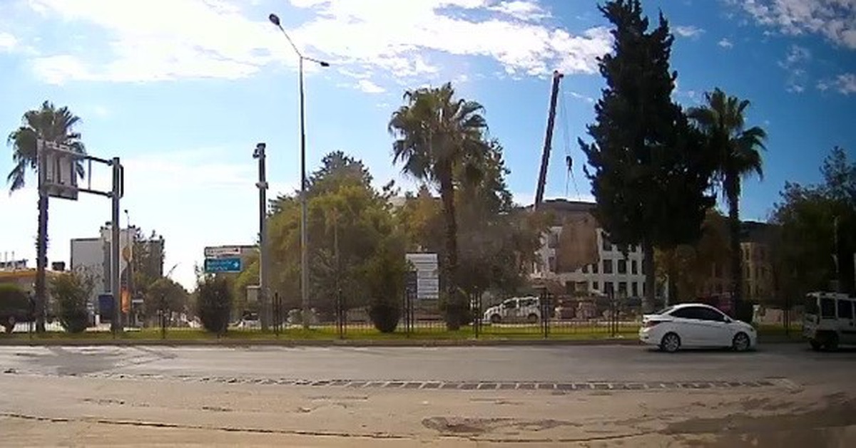Adıyaman'da vince bağlı beton blok düşerek çevrede korku yarattı, yaralanan olmadı