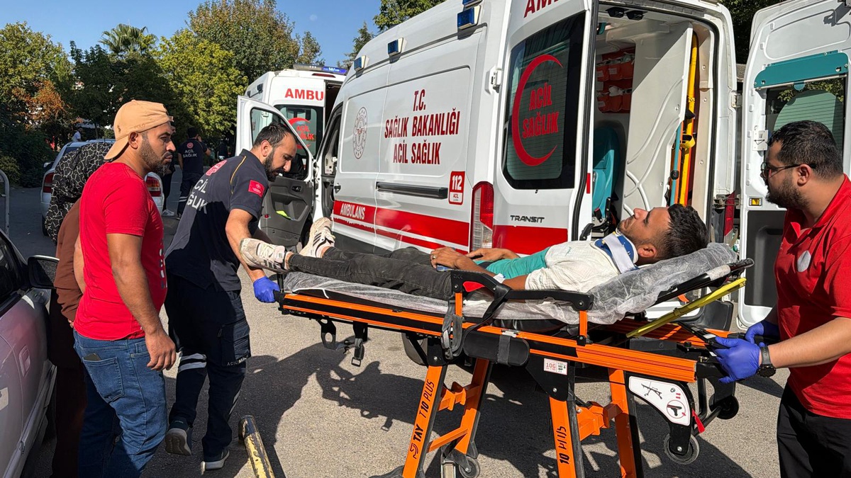 Adıyaman Samsat'ta tütün işçilerini taşıyan minibüs devrildi, 12 kişi yaralandı