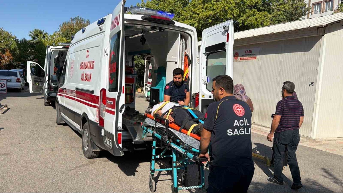 Adıyaman-Samsat yolunda minibüs devrildi, 12 tütün işçisi yaralandı