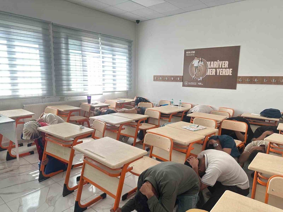 AFAD Çelikhan'da Gençlik ve Spor personeline deprem tatbikatı ve yangın eğitimi yaptı