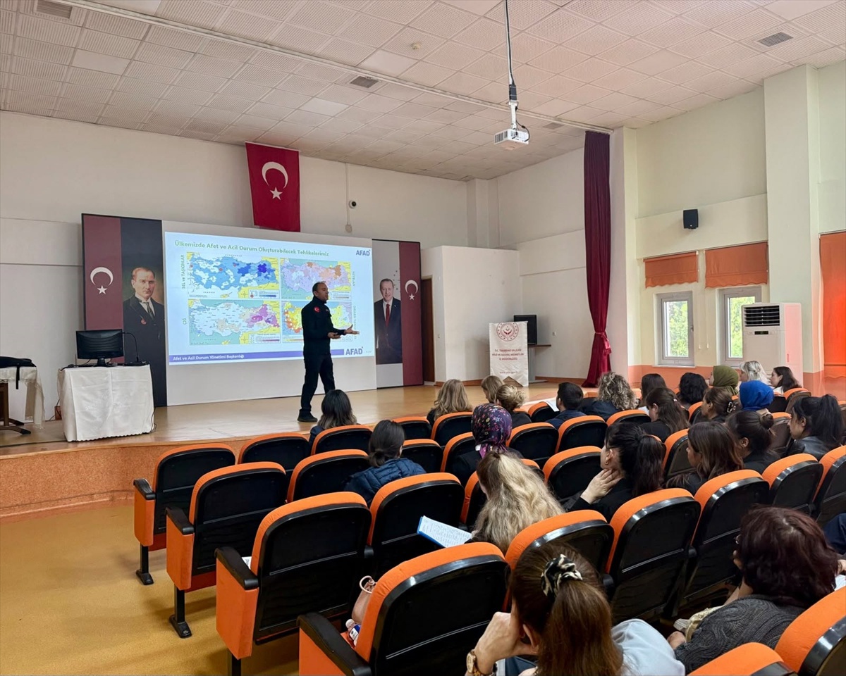 AFAD eğitmenleri Tekirdağ'da çocuk ve sevgi evleri personeline afet eğitimi verdi