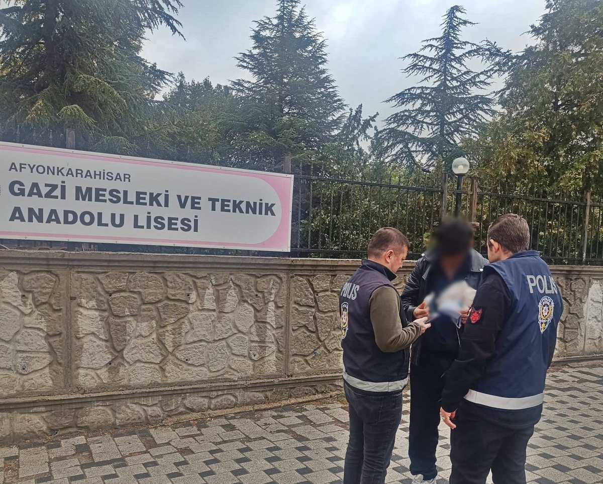 Afyonkarahisar'da okul çevresi denetiminde 380 kişi ve 90 araç kontrol edildi