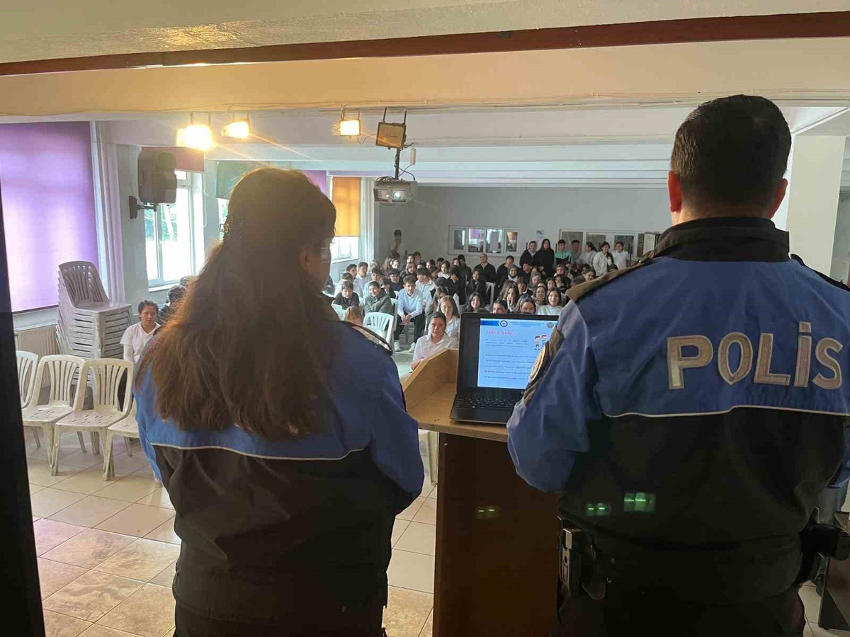 Afyonkarahisar'da polis, lise öğrencilerine güvenlik ve 112 eğitimi verdi