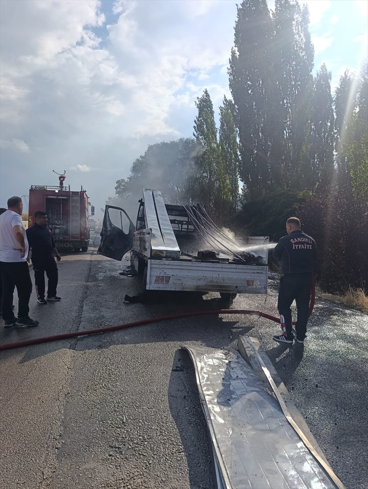 Afyonkarahisar Sandıklı'da kamyonette yangın çıktı, araç kullanılamaz hale geldi