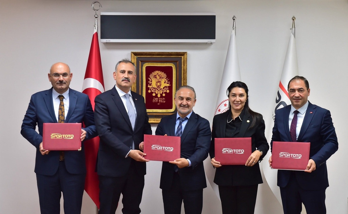 Ağrı'da spor yatırımları protokolü imzalandı, Doğubayazıt'a sporcu fabrikası