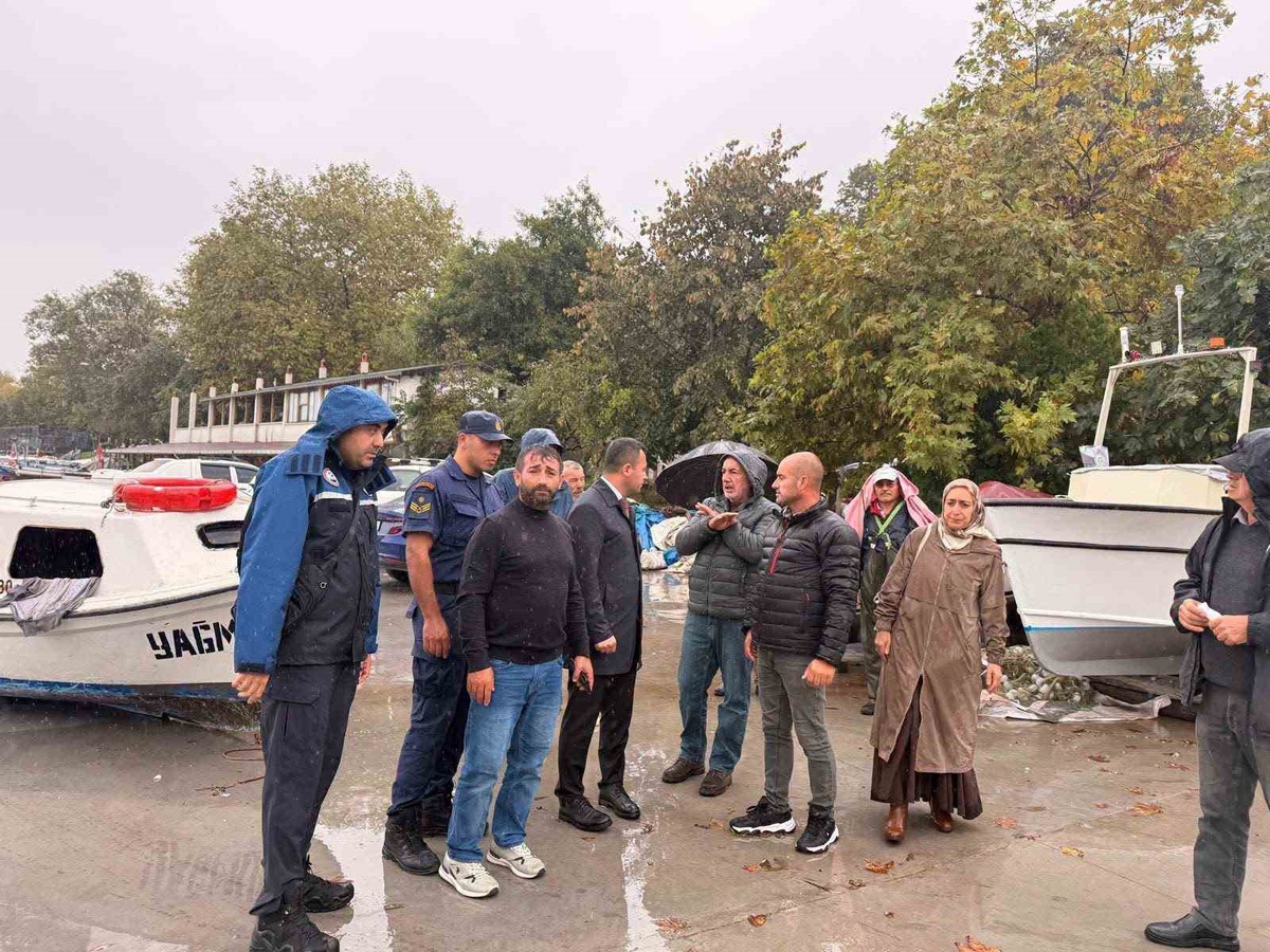 Akçakoca Kaymakamı Uzan fırtınada zarar gören barınağı ve tekneleri inceledi