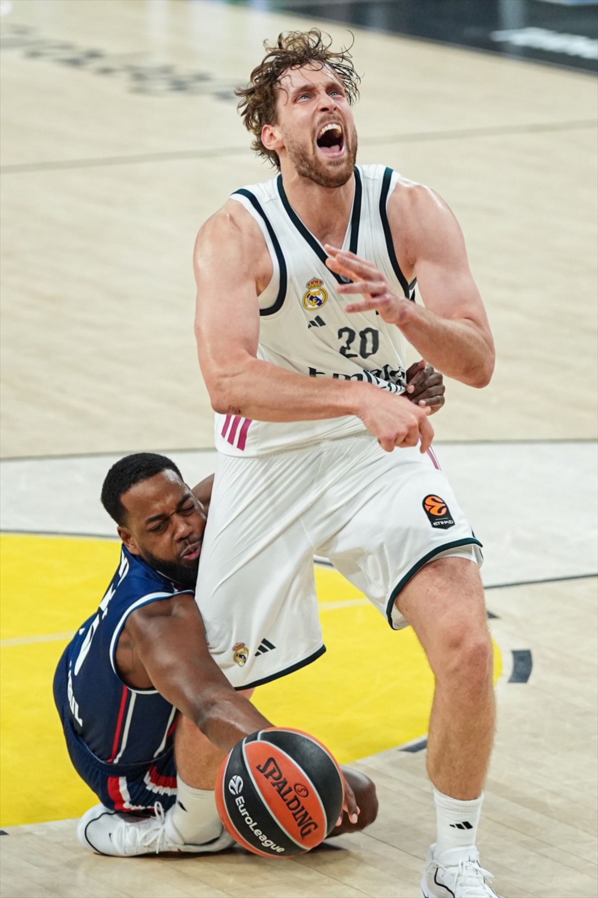 Anadolu Efes, EuroLeague’de Real Madrid’i 94-84 yenerek ilk galibiyetini aldı