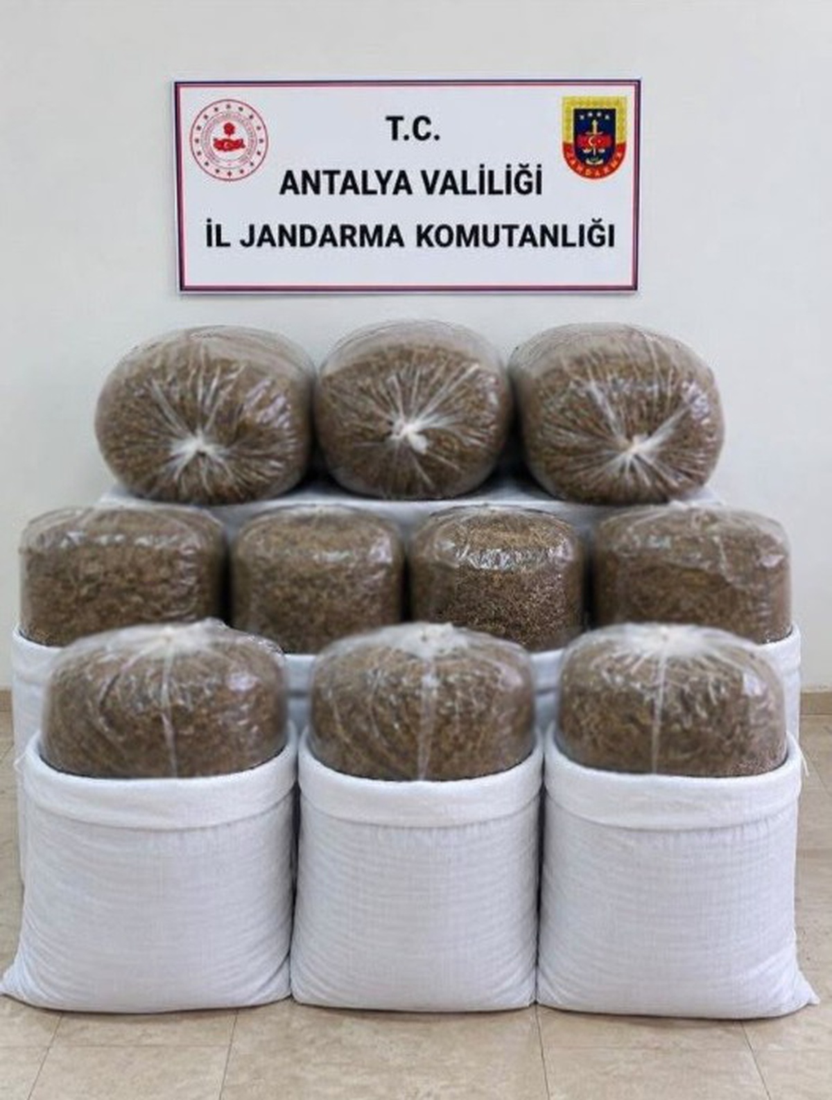 Antalya'da jandarma operasyonunda 400 kilogram kaçak tütün ele geçirildi