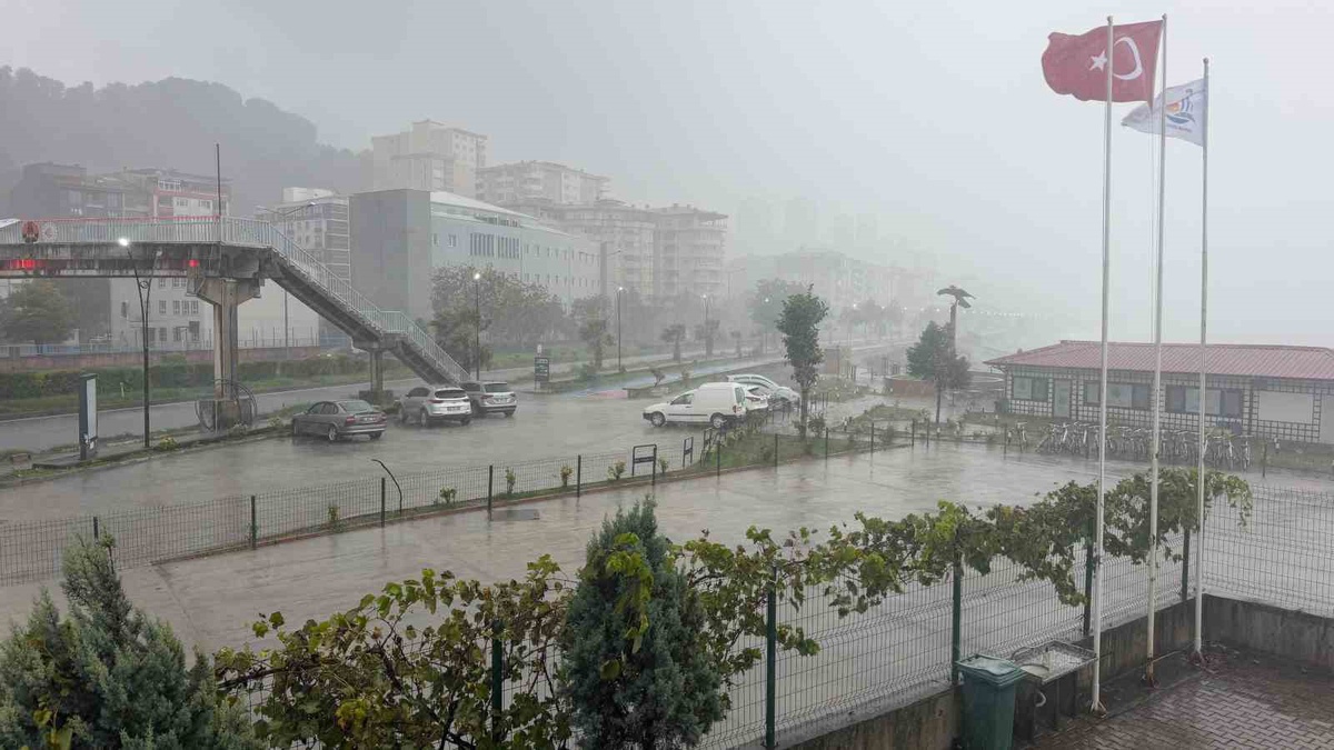 Artvin Hopa'da sağanak ve rüzgarın oluşturduğu dalgalar metrelerce yükseldi