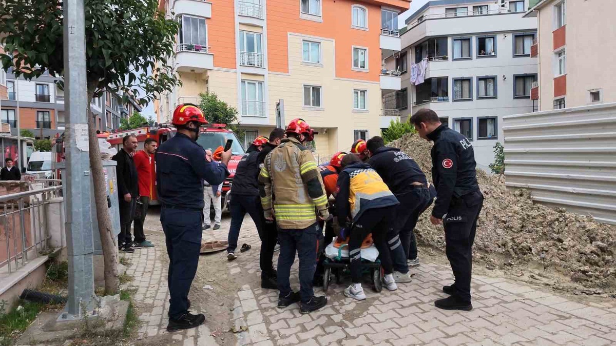 Avcılar'da yaşlı kadın yürürken açılan rögar kapağından 4 metre aşağıya düştü