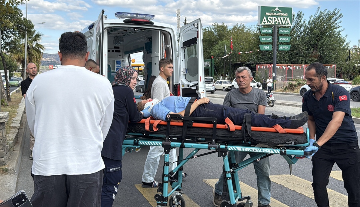 Aydın Efeler'de aracın çarptığı elektrikli bisiklet sürücüsü hastaneye kaldırıldı