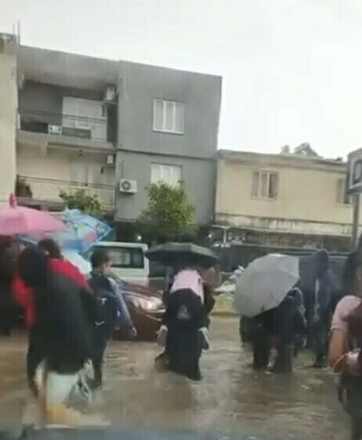 Aydın Efeler'de sağanak cadde ve sokakları suyla doldurdu, ekipler tahliye başlattı