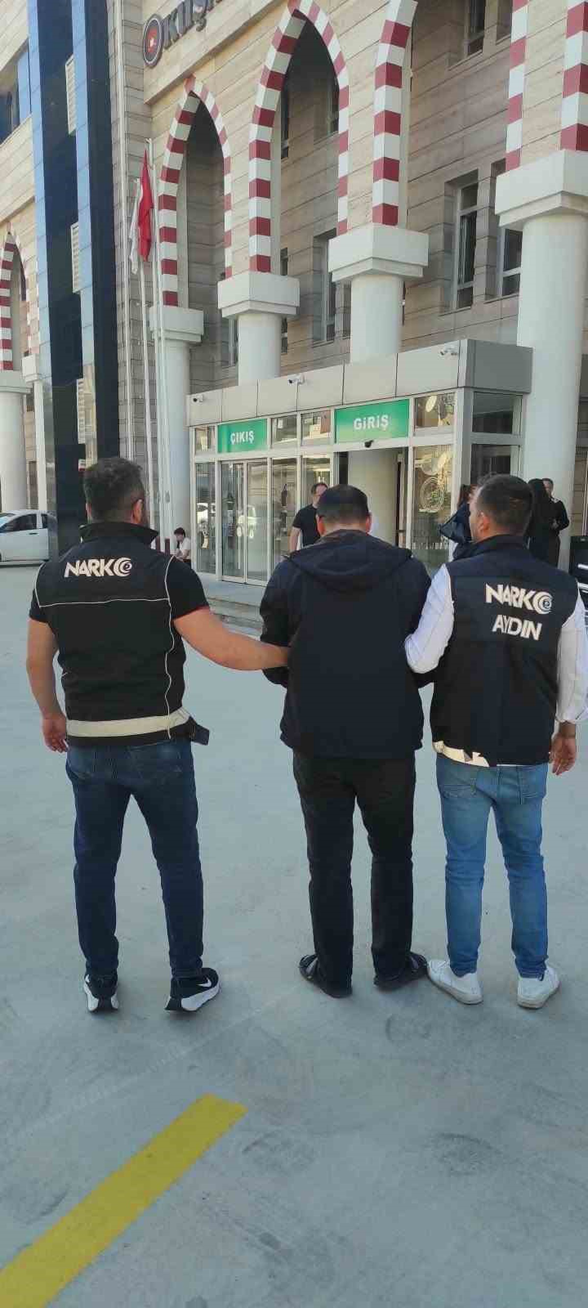 Aydın Kuşadası'nda operasyonda 14,90 gram esrar ele geçirildi, şüpheli tutuklandı