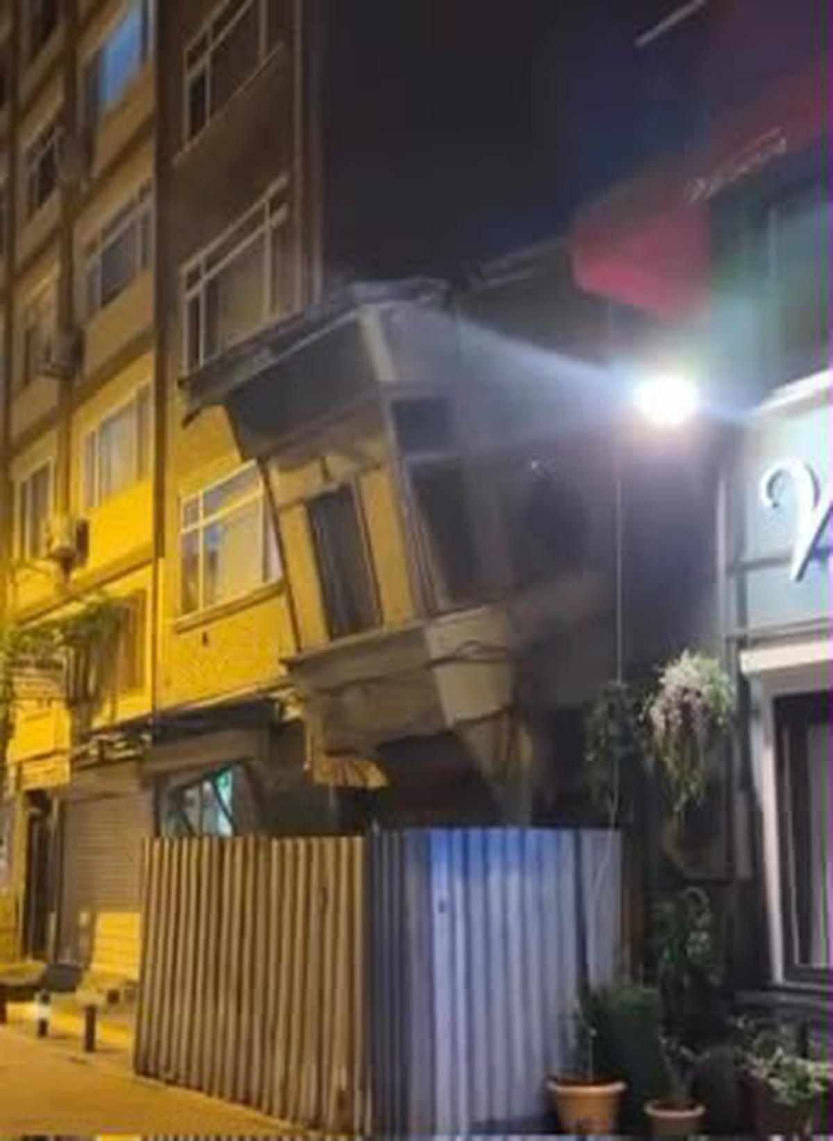 Bakırköy'de metruk binanın 2'nci katı çöktü, o anlar kamerada