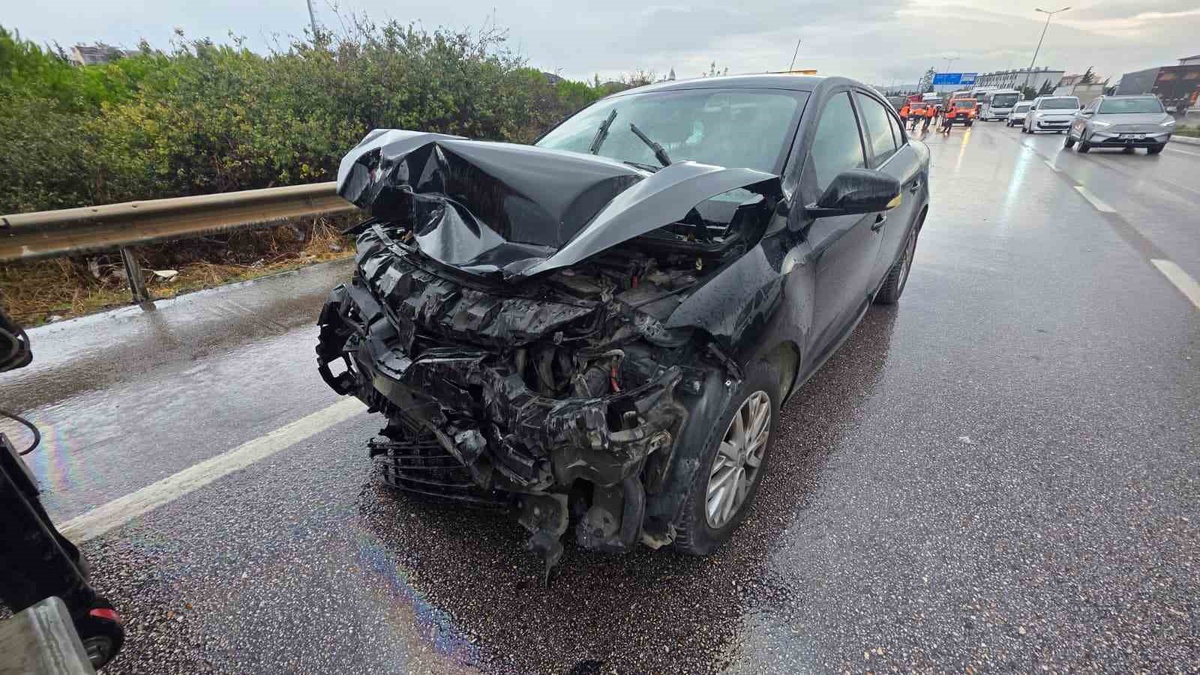 Bandırma'da otomobil, rüzgar gülü taşıyan araca çarptı; 2'si çocuk 4 kişi yaralandı