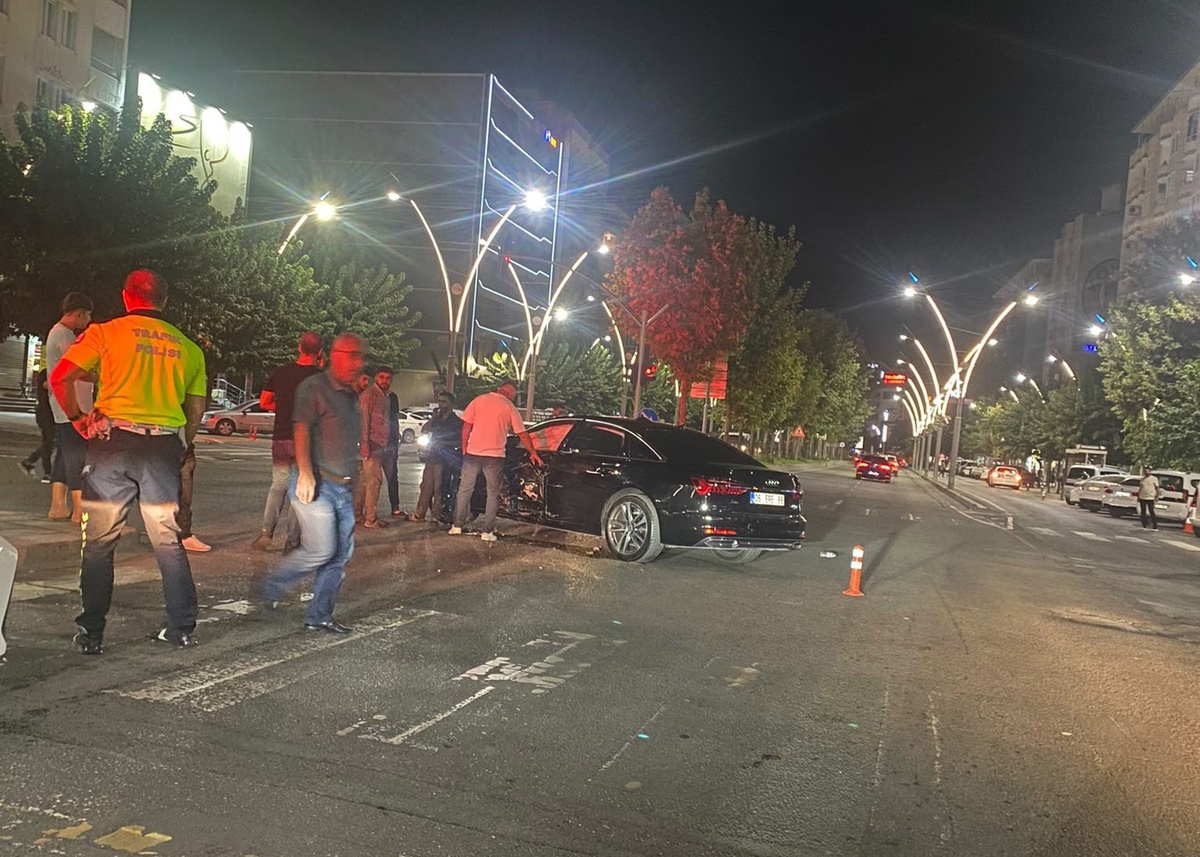 Batman'da Turgut Özal Caddesi'nde iki otomobil çarpıştı, 2 kişi yaralandı