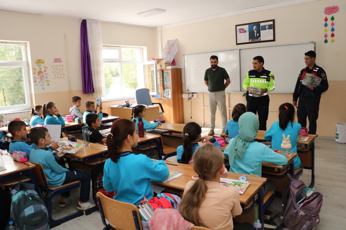 Bayburt’ta Konursu Köyü İlkokulu öğrencilerine trafik güvenliği eğitimi verildi