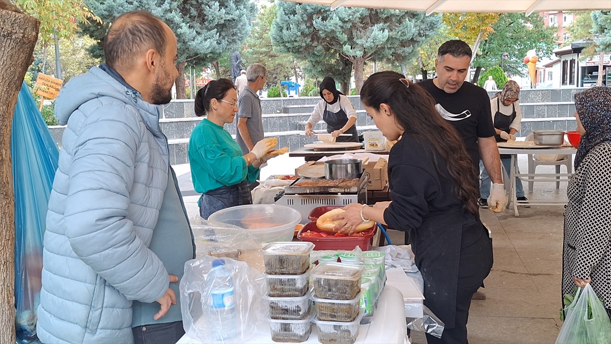 Beypazarı'ndaki okullarda Gazze yararına kermes açıldı, gelir Gazze'ye gönderilecek