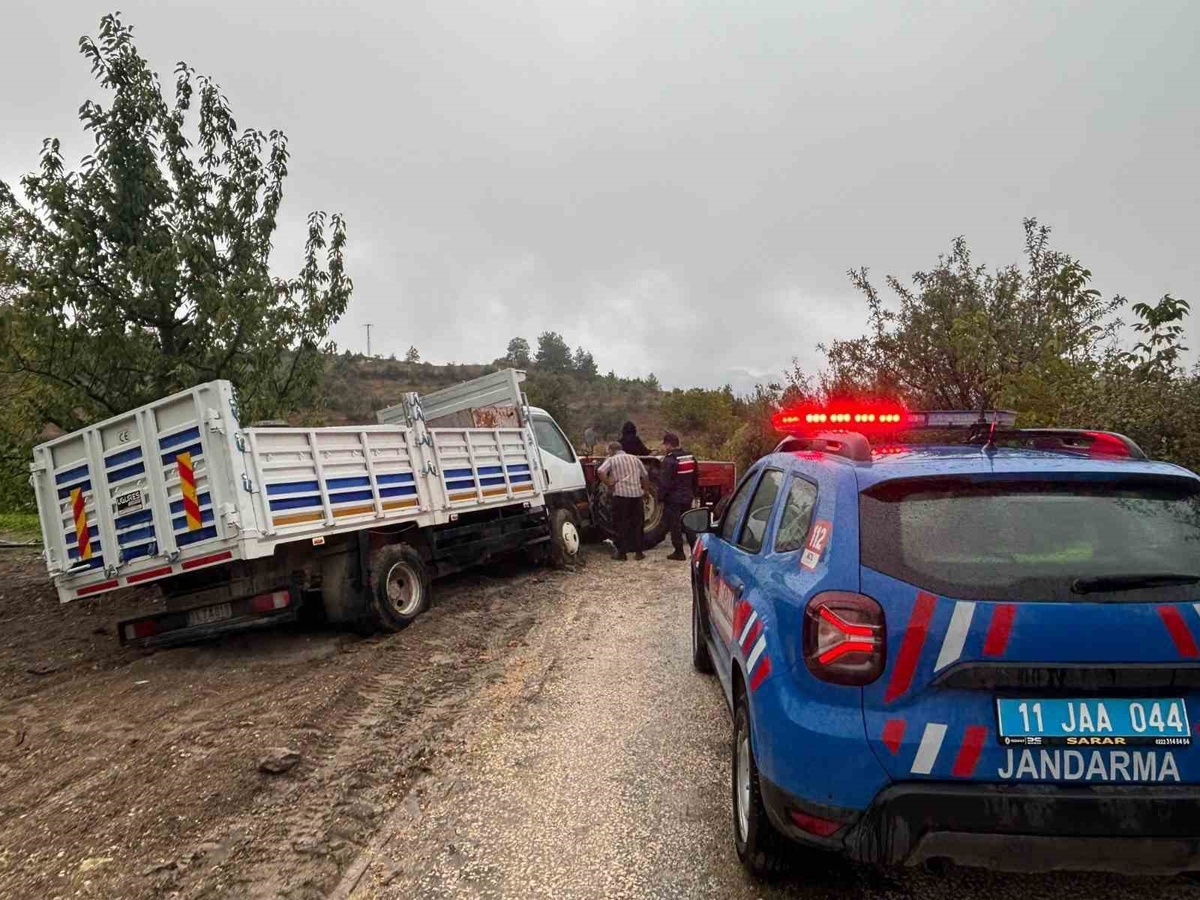 Bilecik İnhisar Harmanköy'de çamura saplanan kamyoneti jandarma traktörle kurtardı