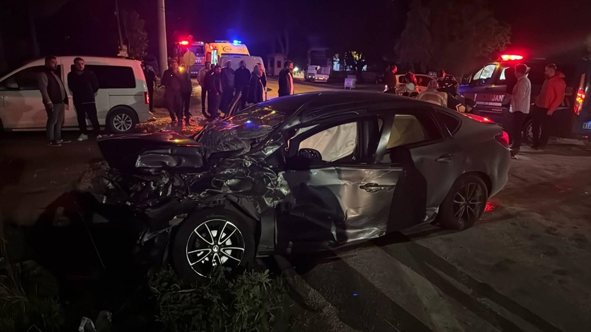 Bilecik Osmaneli'de otomobil tıra çarptı, kazada 5 kişi yaralandı
