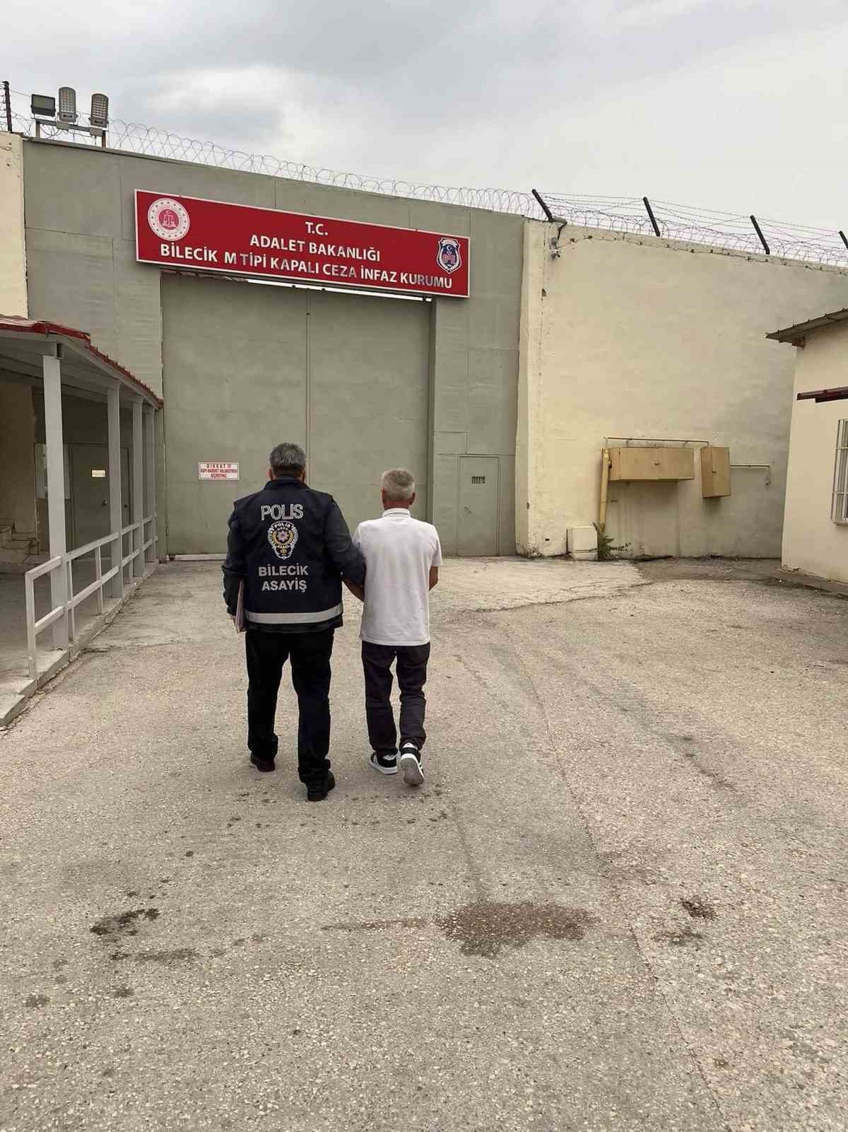 Bilecik'te 19 yıl 6 ay 26 gün hapis cezası olan şahıs deponun kömürlüğünde yakalandı